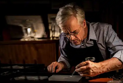 朗格手表表蒙有划痕如何处理（手表表蒙划痕维修方法总汇）